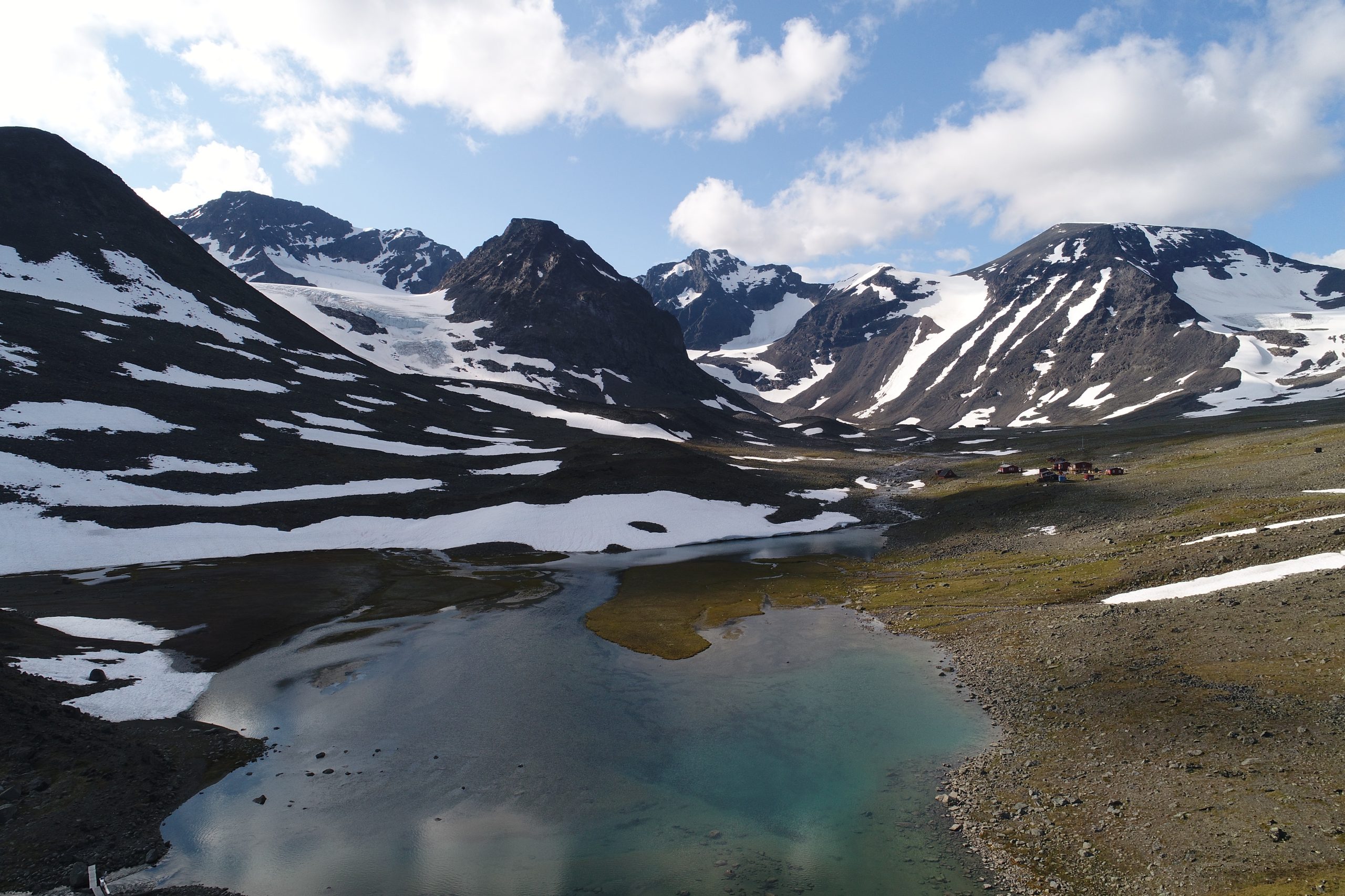 De vakre fjellene og den turkisblå innsjøen er et syn uten like.