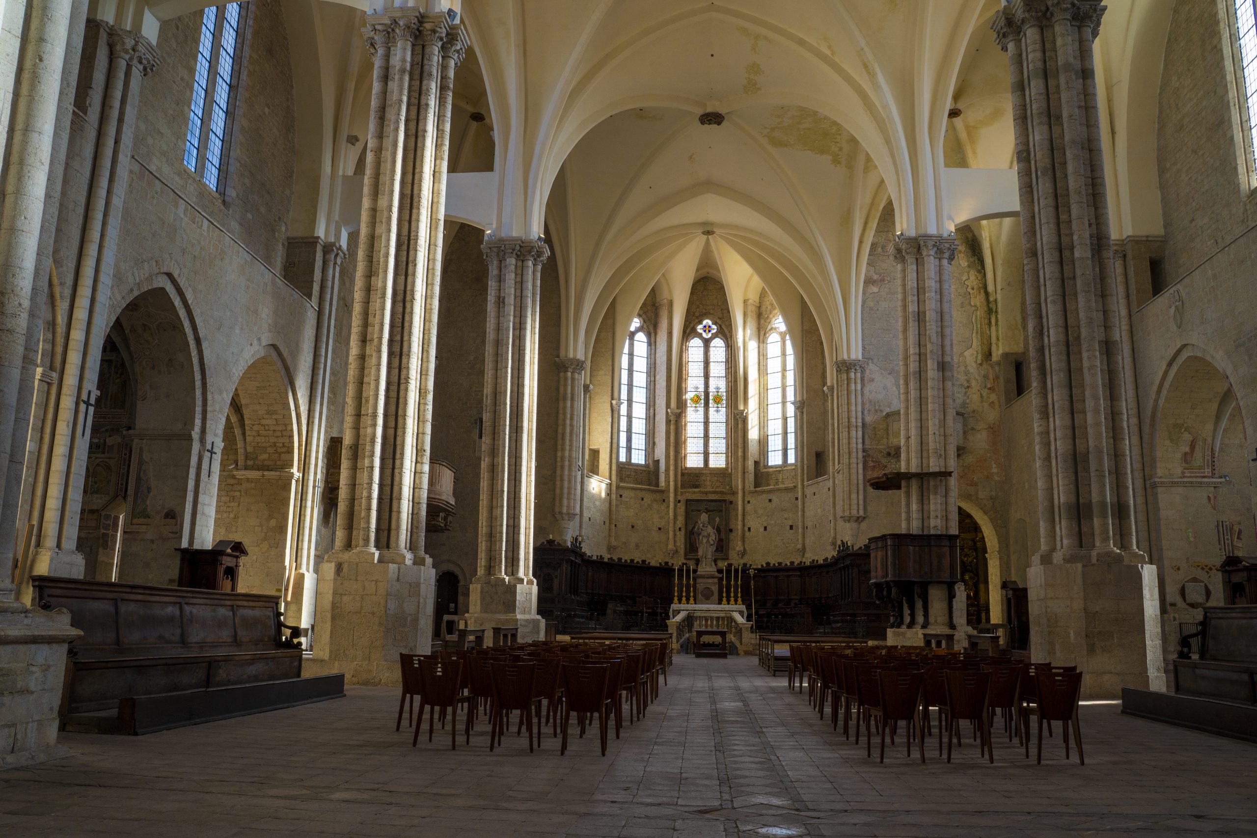 Kirkerom fotografert med vidvinkelobjektiv viser mer av arkitekturen enn en standardzoom