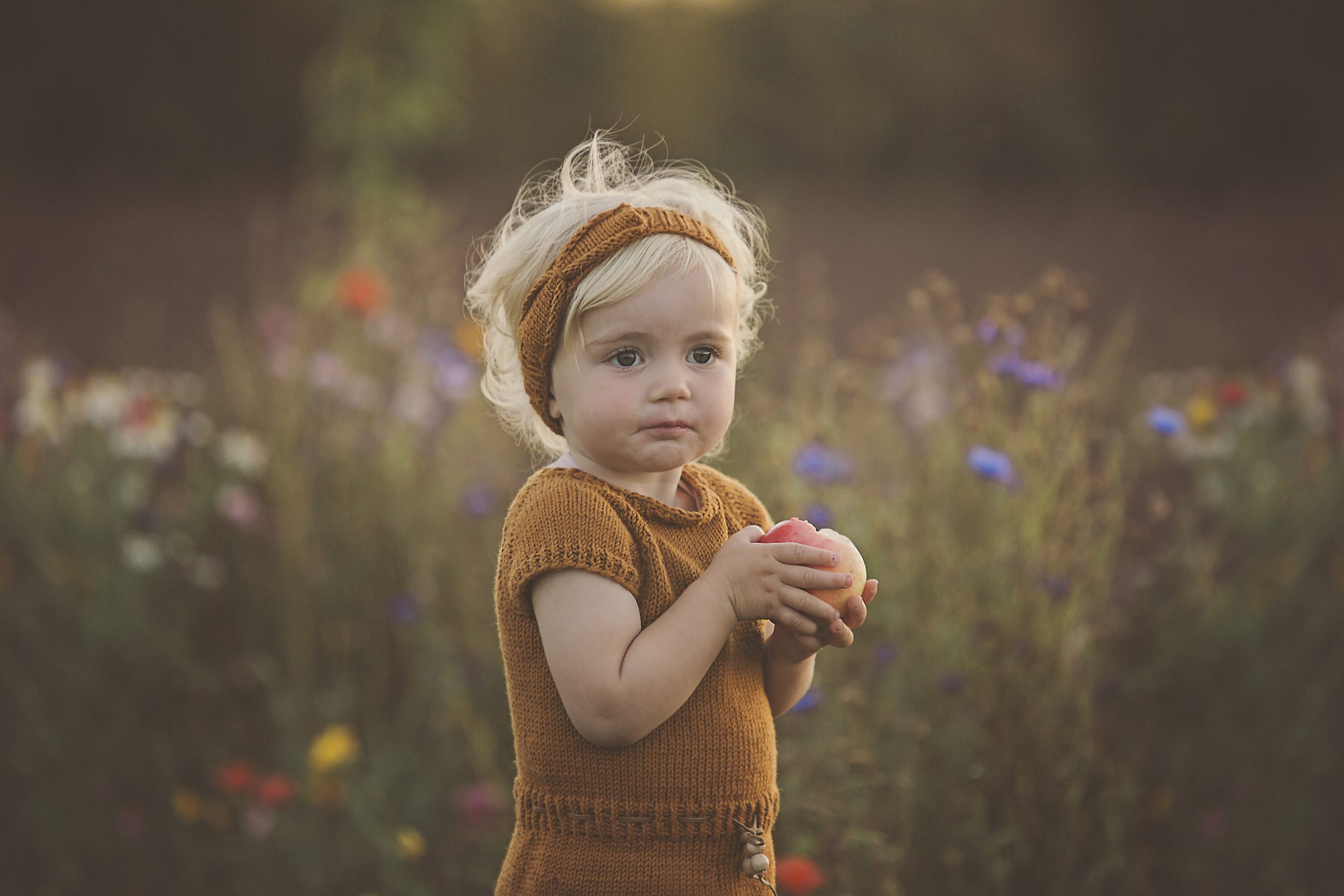 Portrett av liten jente om høsten.