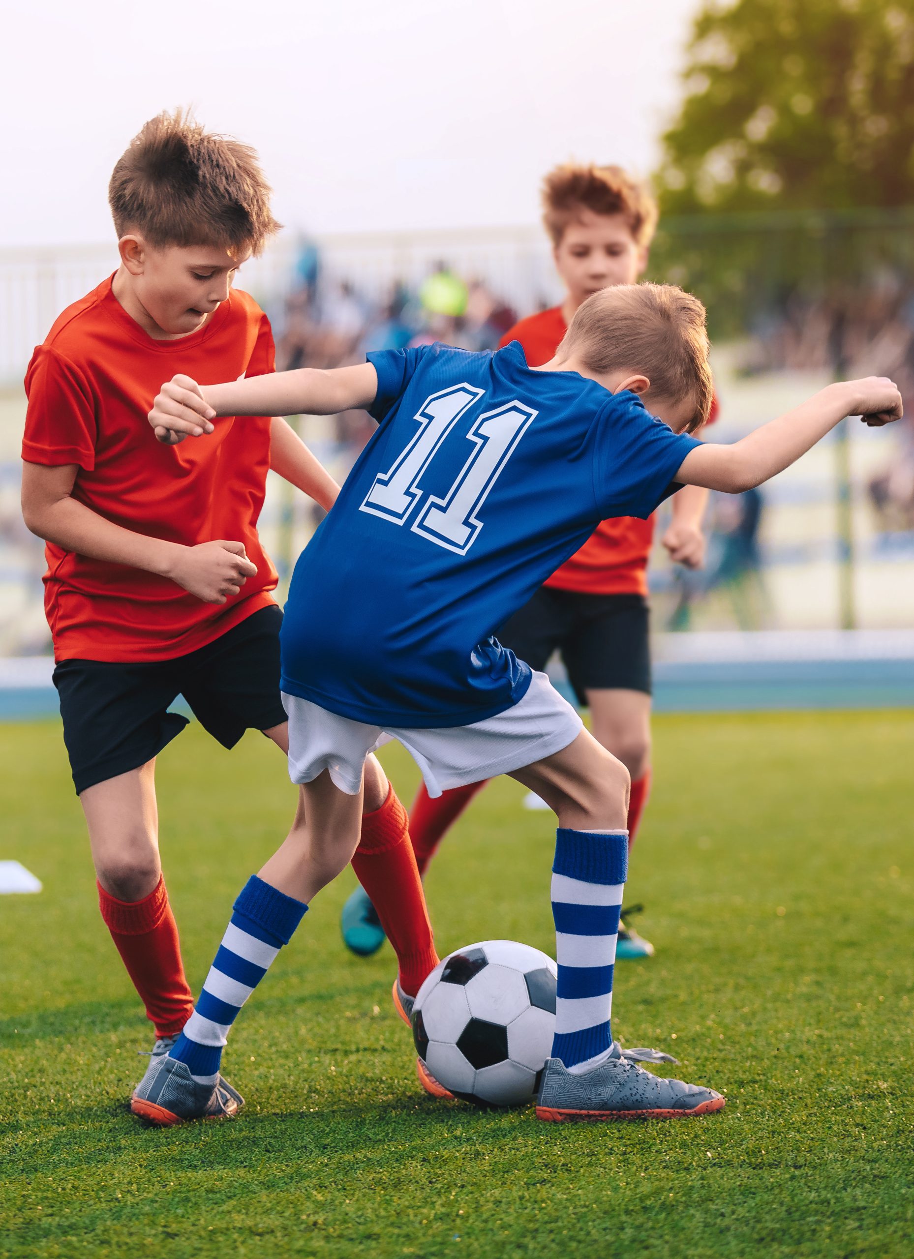 Gutter i tøff fotballduell.