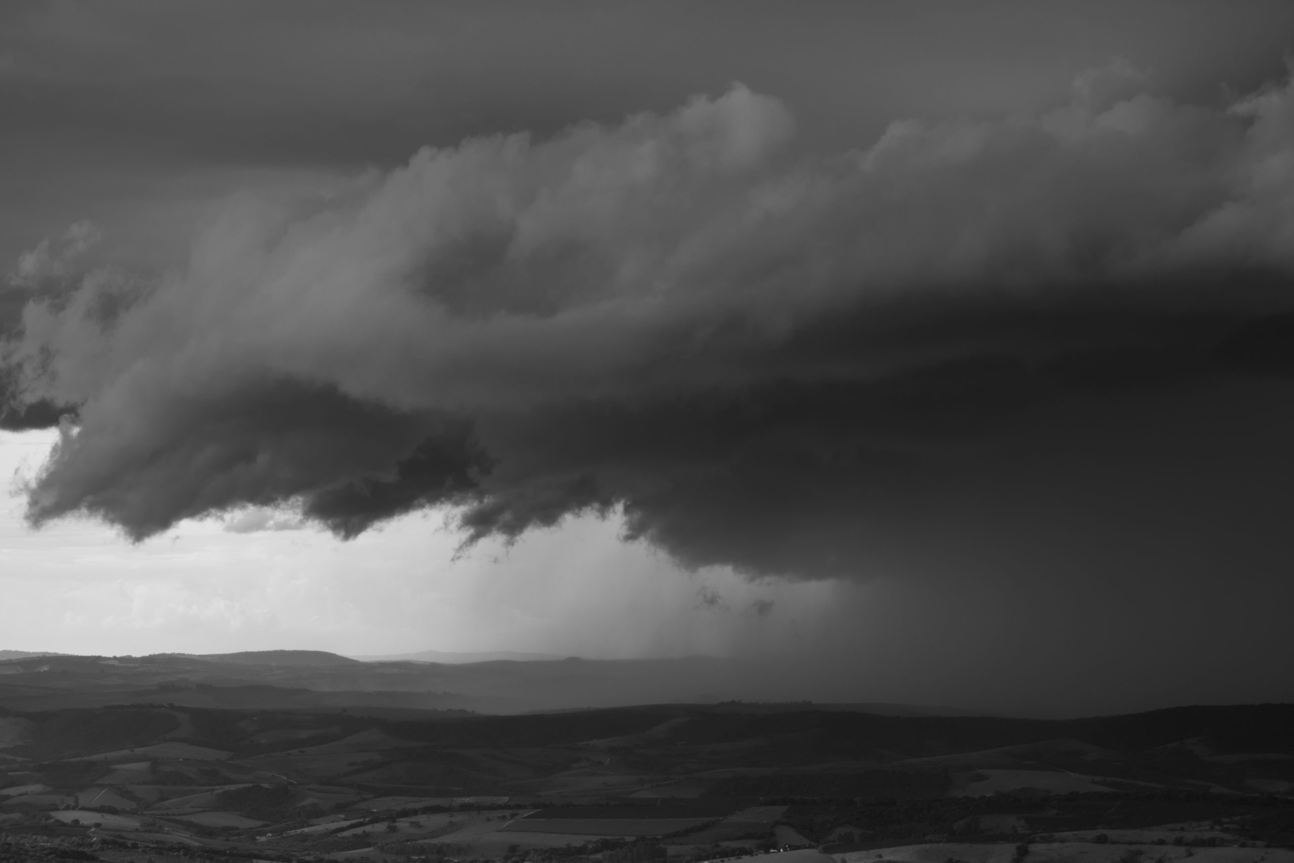 Sort/hvitt-bilde av regnvær.