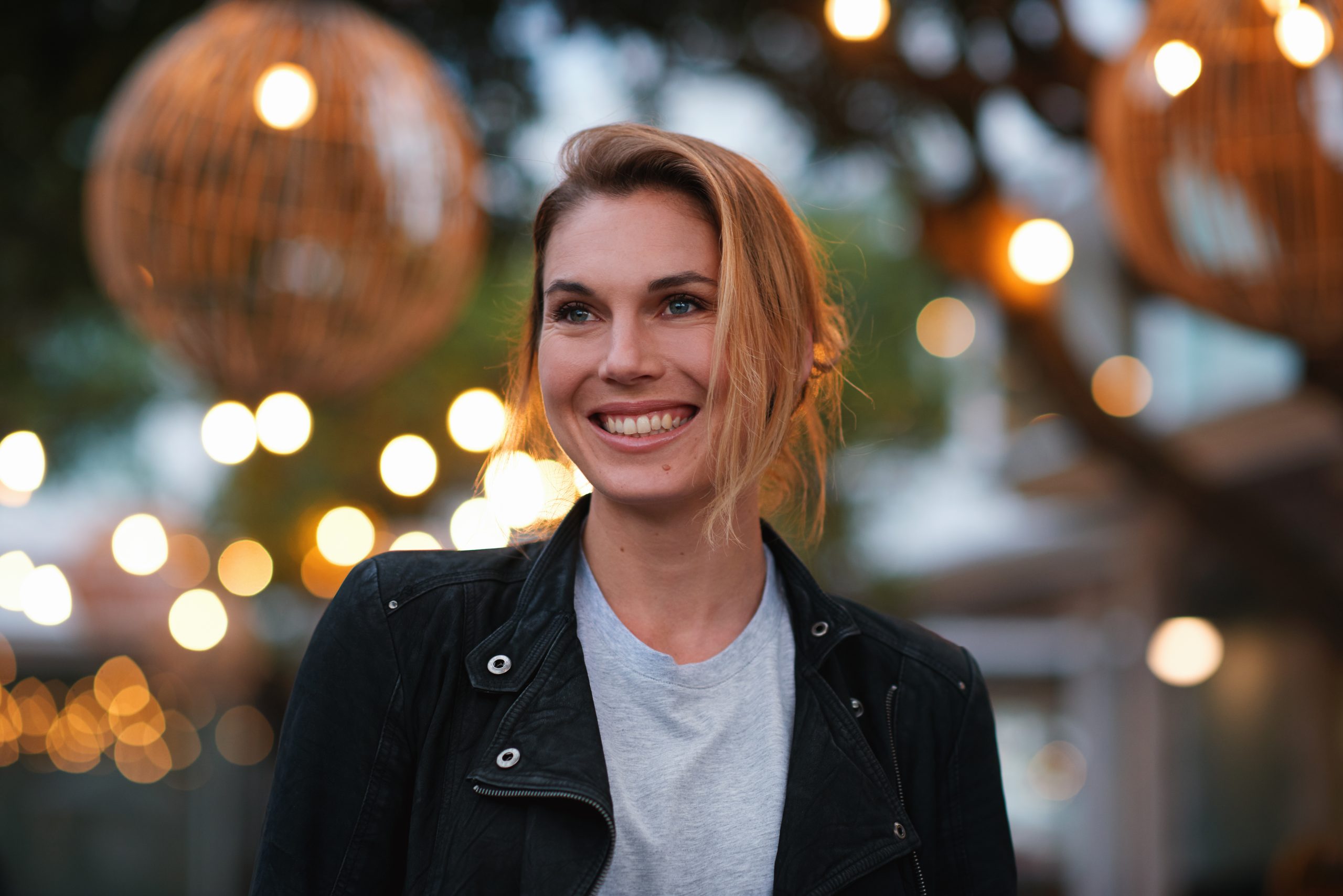 Portrett av kvinne tatt med stor blenderåpning.