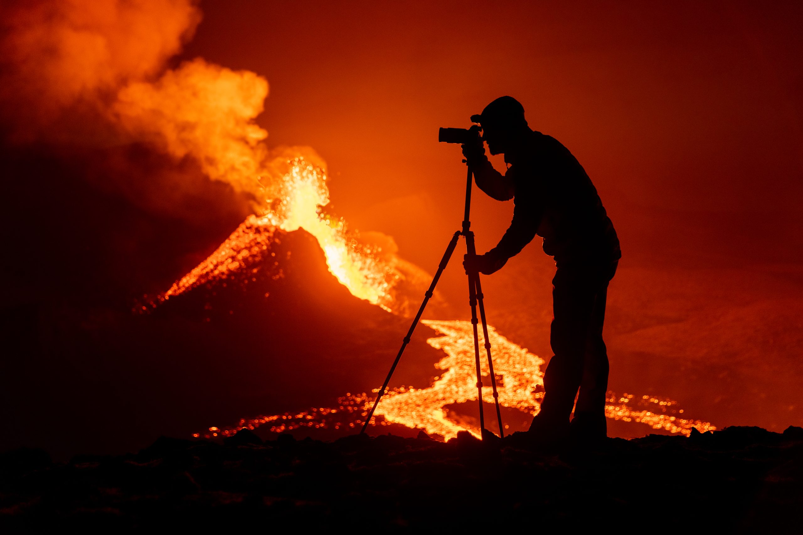 Silhuett av fotograf foran Fagradalsfjall.