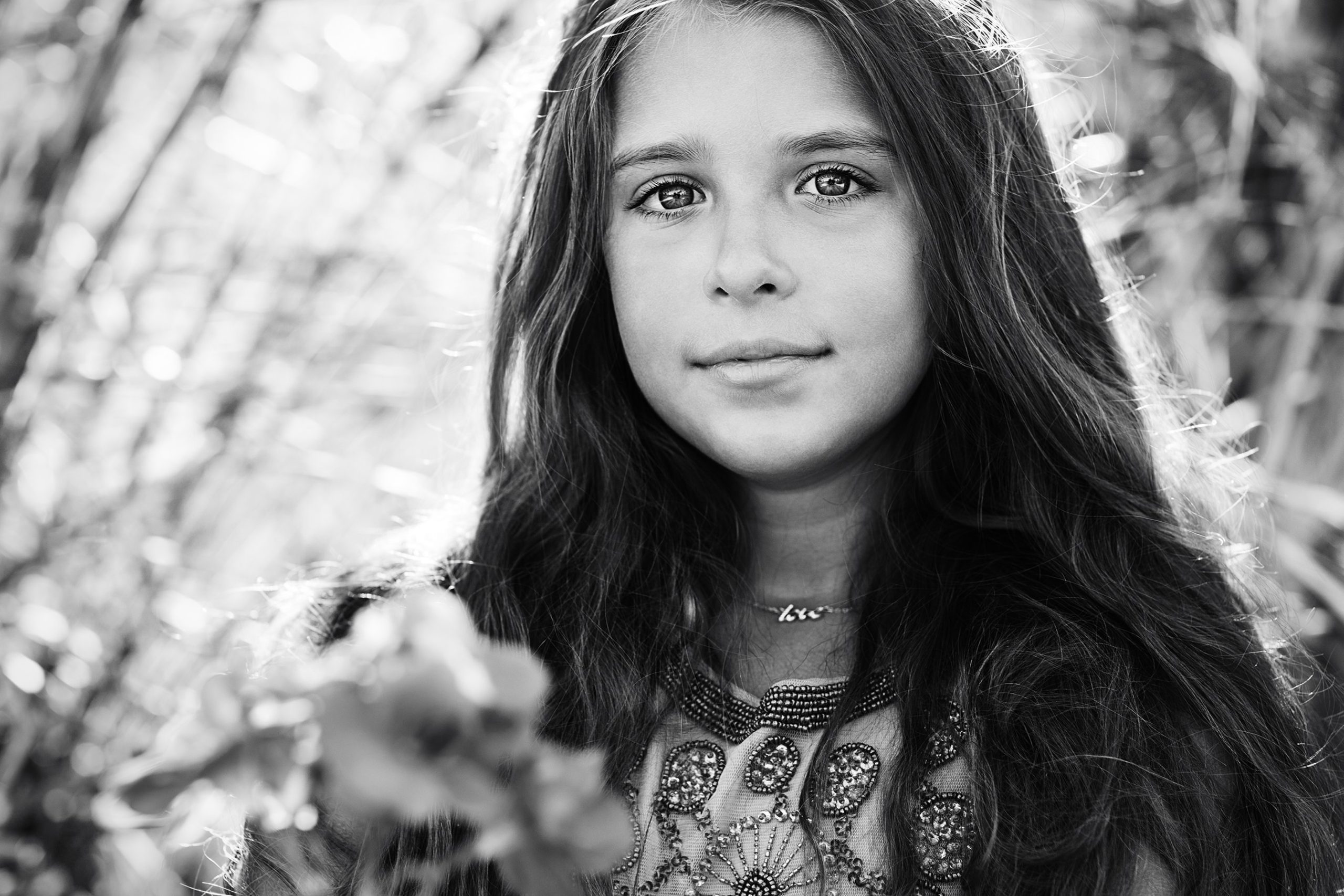 Sort/hvitt-portrett i direkte motlys.