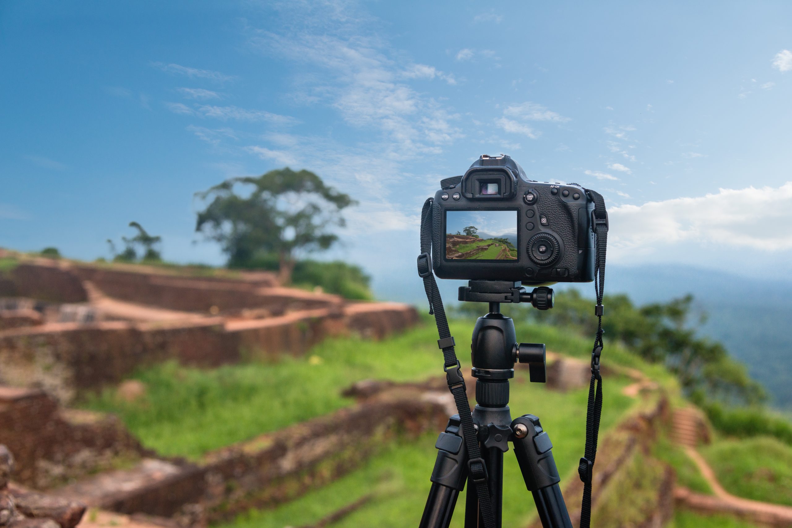 Kamera på stativ med kulehode