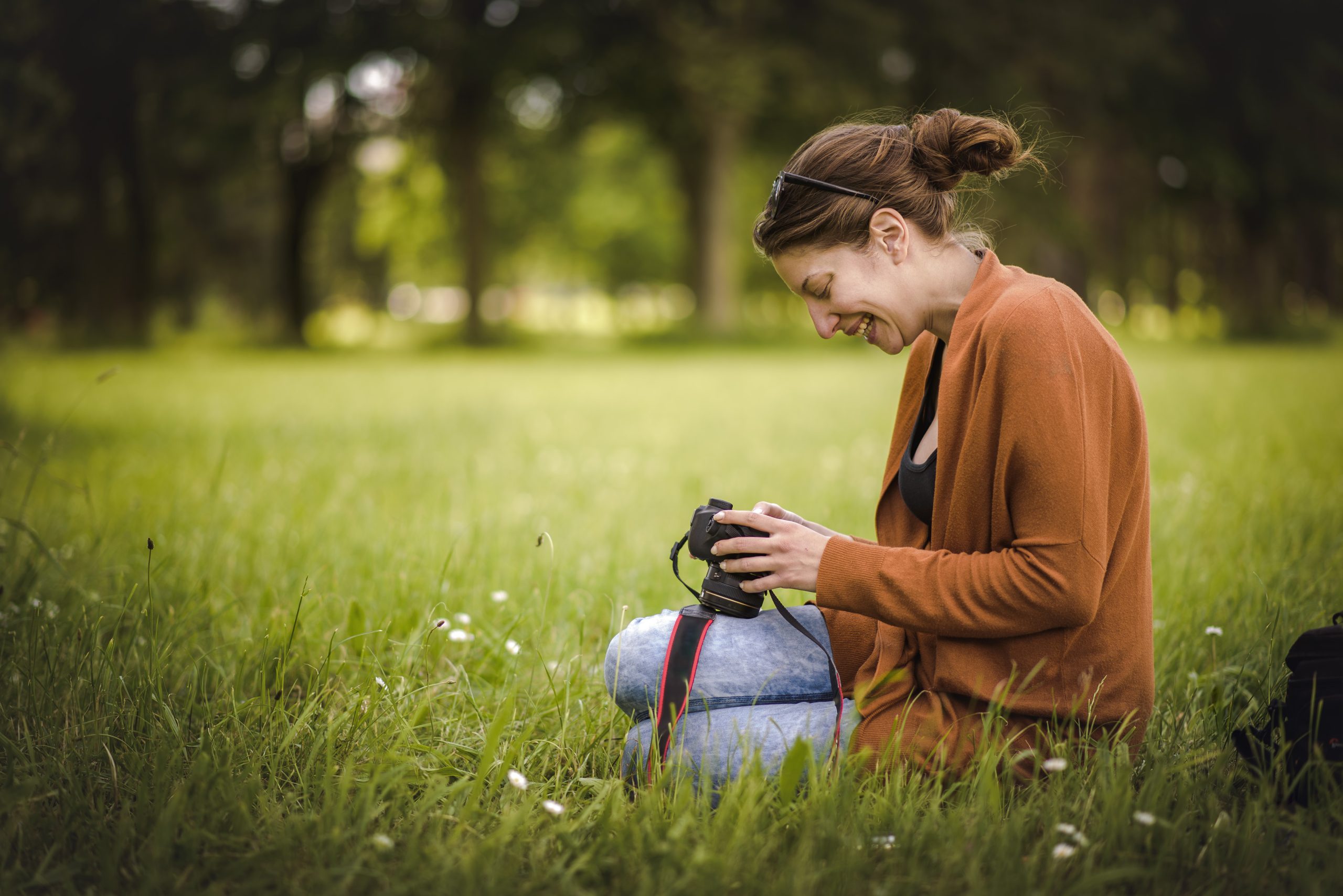 Kvinne sjekker histogrammet
