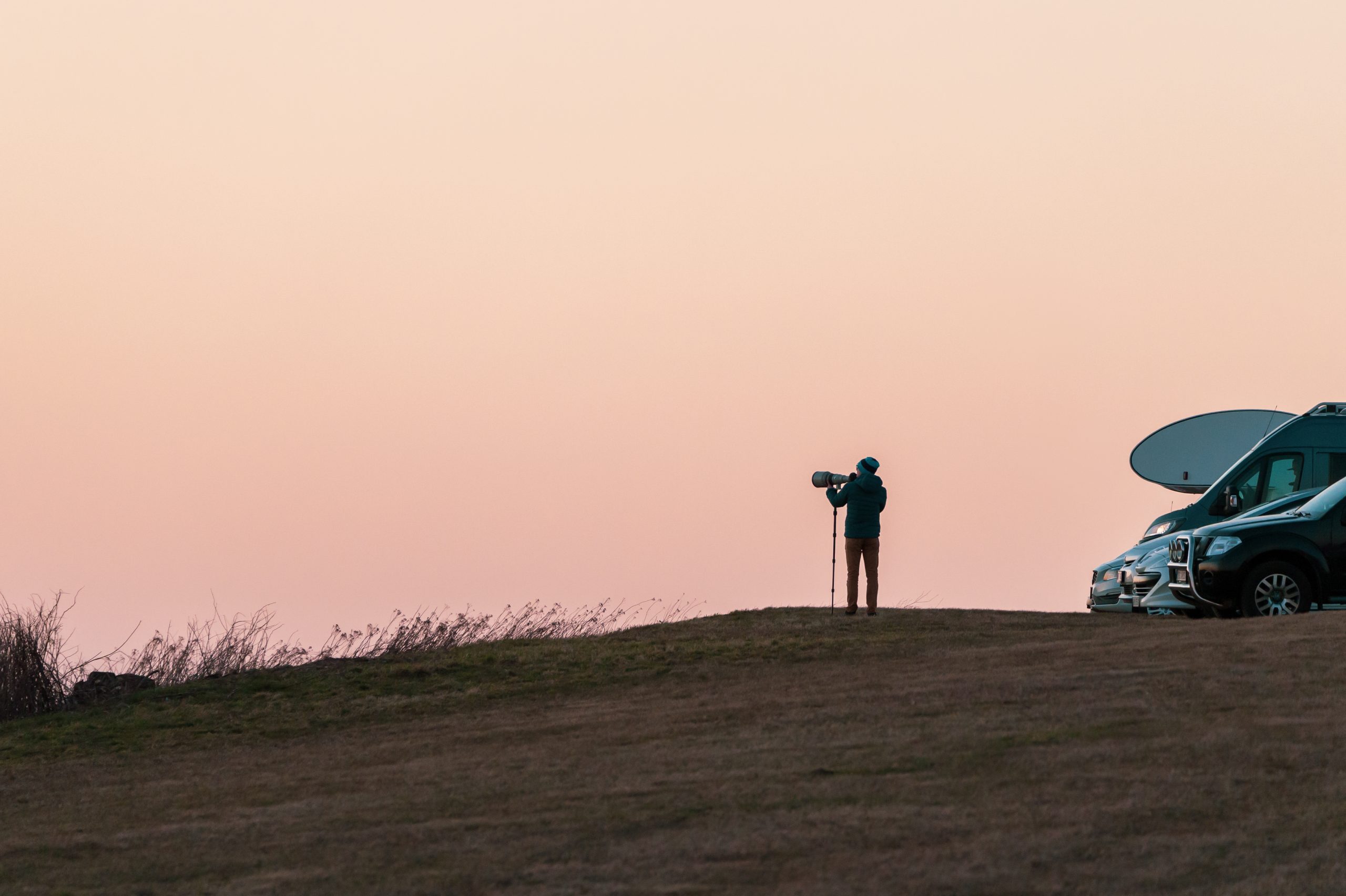 Landskapsfotograf i felten med kamera og kamerastativ
