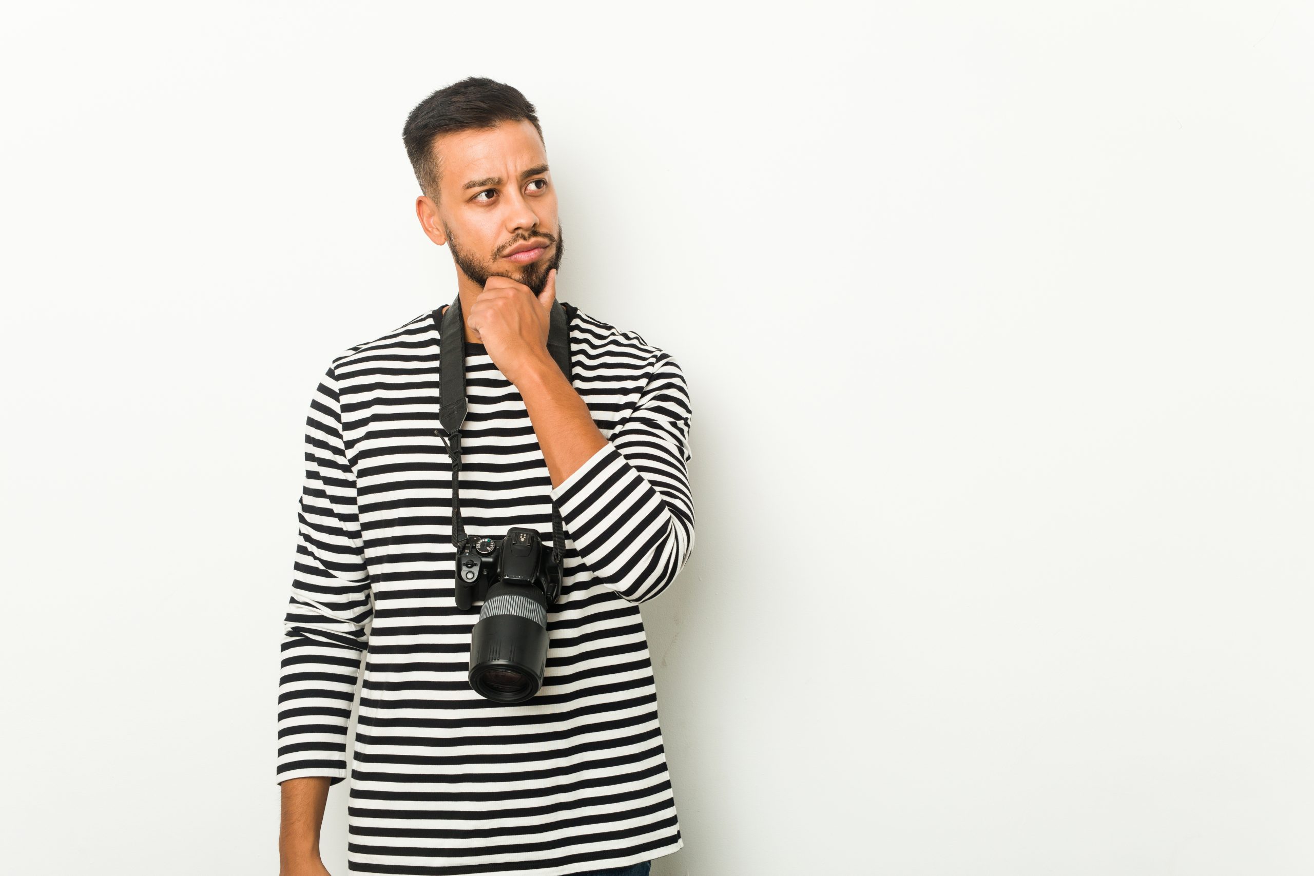Ung mannlig fotograf som tenker seg om
