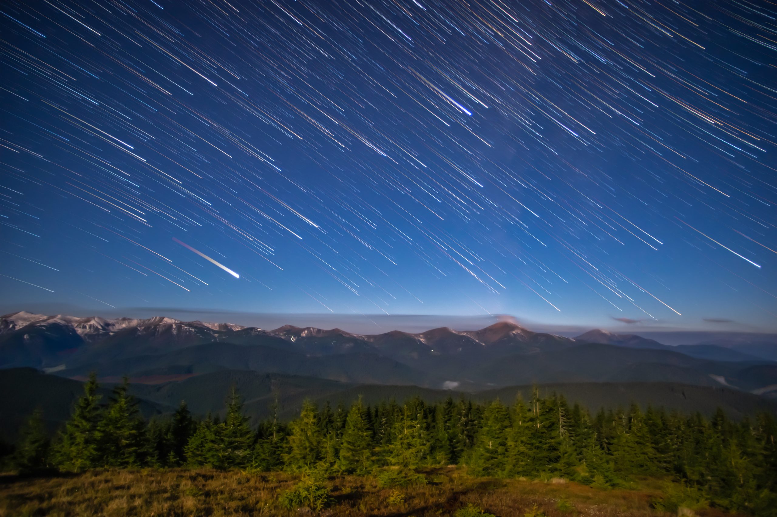 Stjernespor over fjellkjede