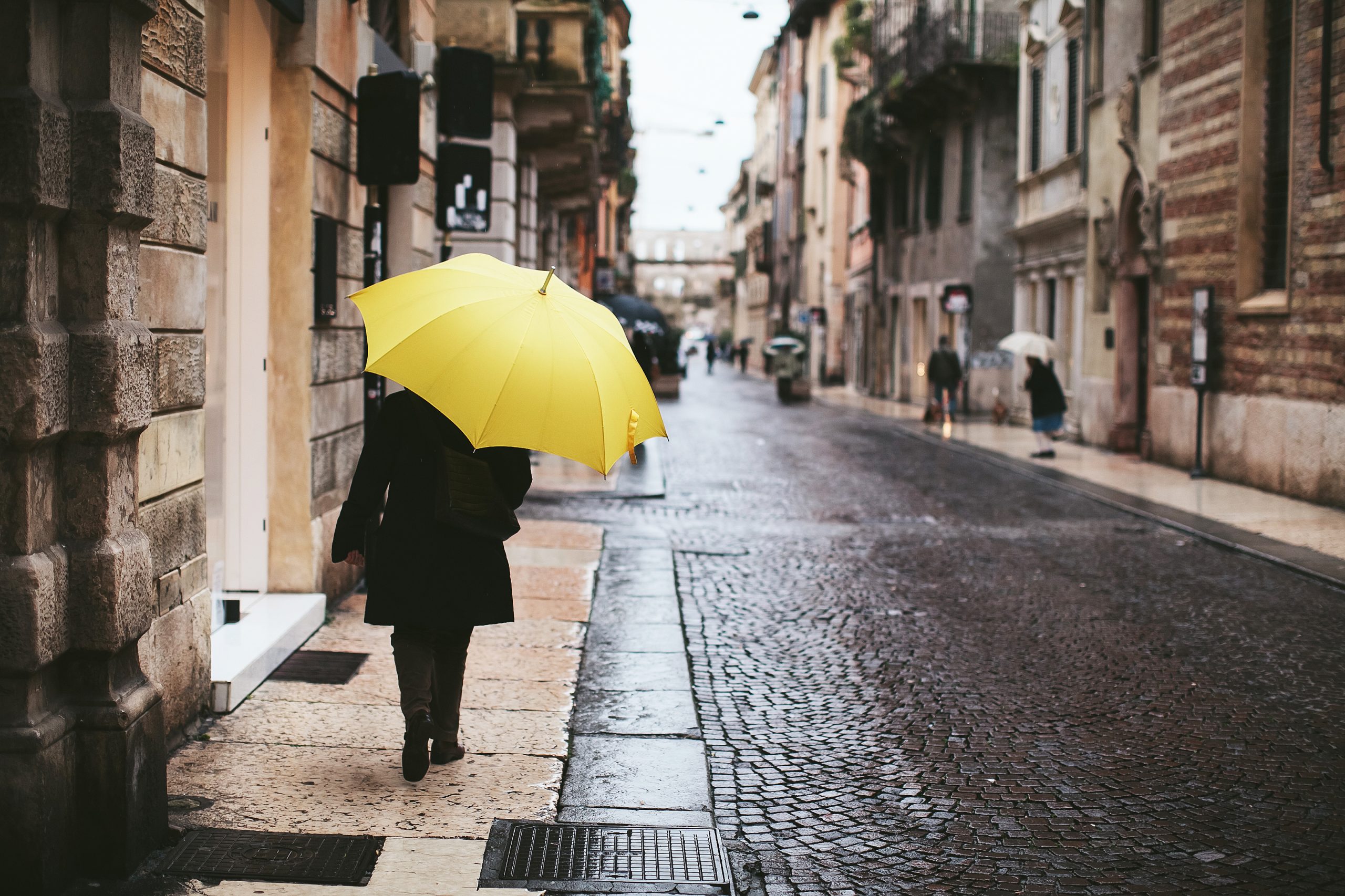 Gatefoto med paraply