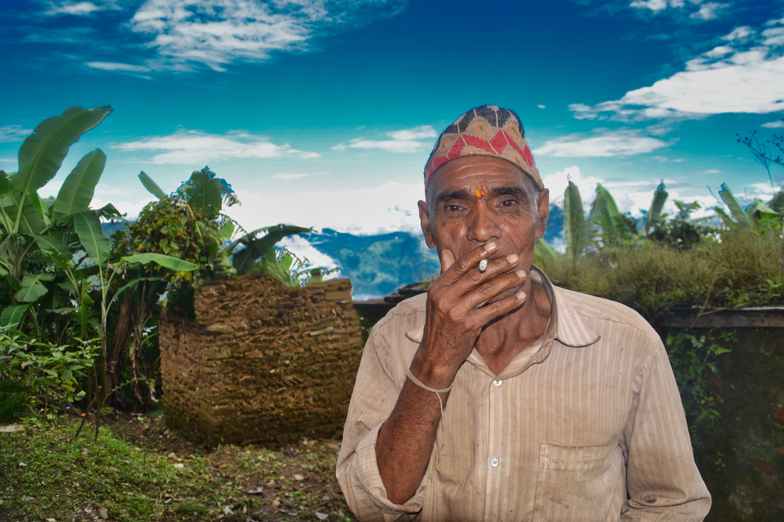 Mann som røyker sigarett