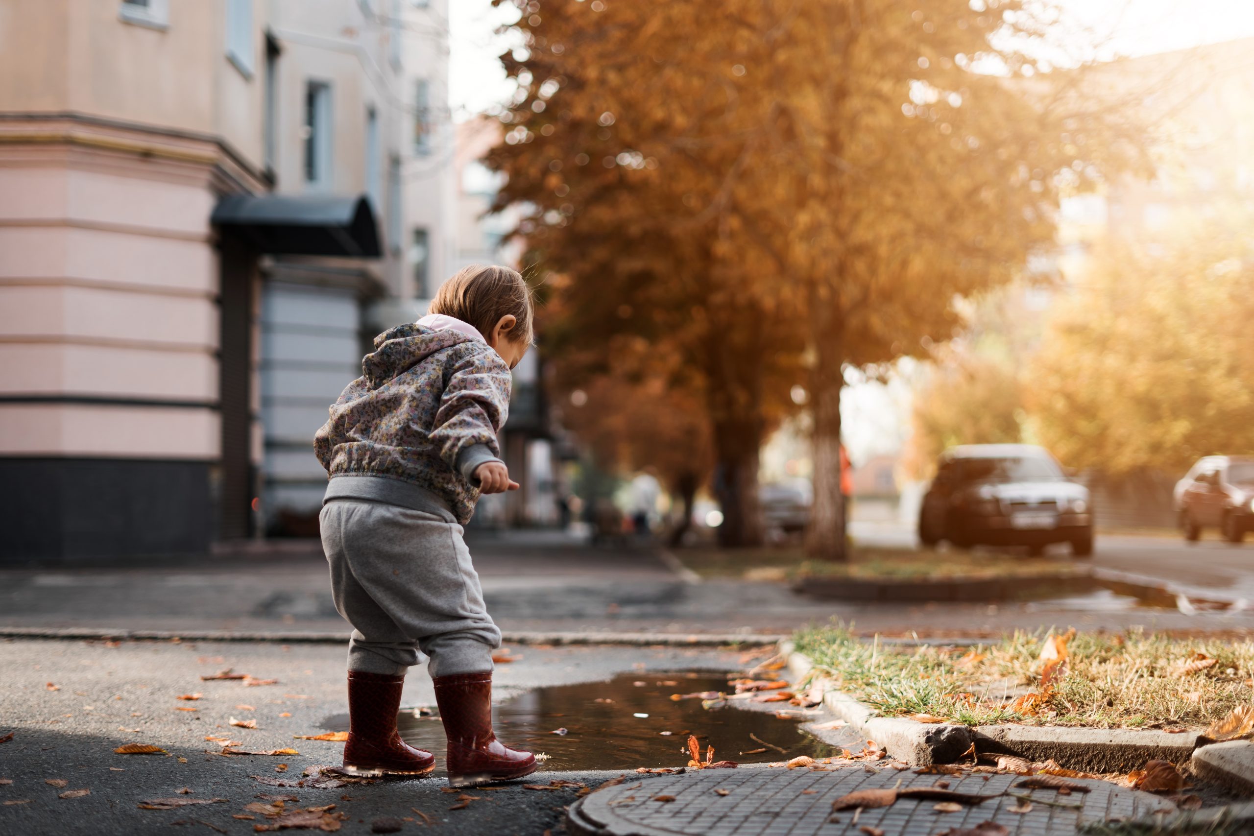 et barn hopper i vanndam