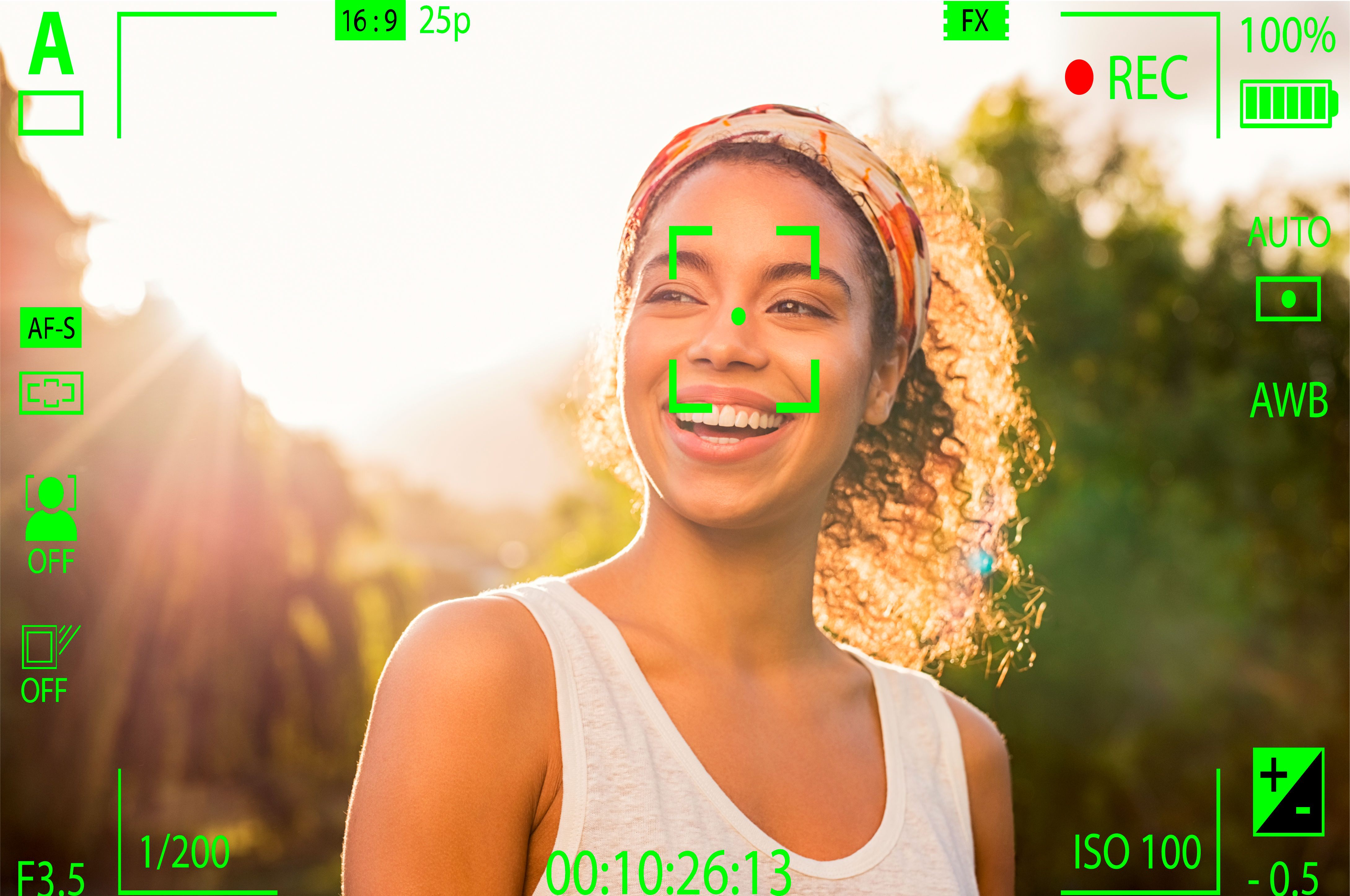 Kvinna fotograferad i motljus med synlig meny på skärmen.