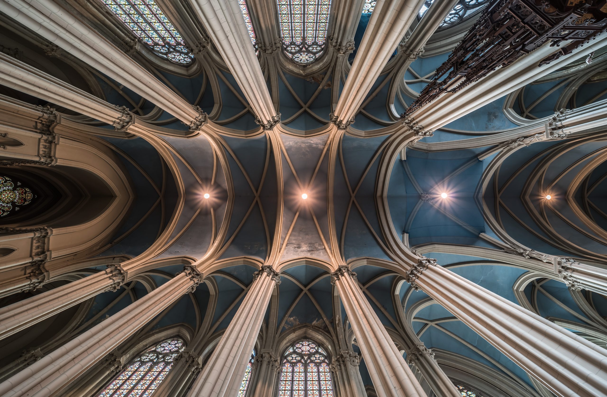 Symmetriskt innertak i en belgisk kyrka fotograferat nedifrån