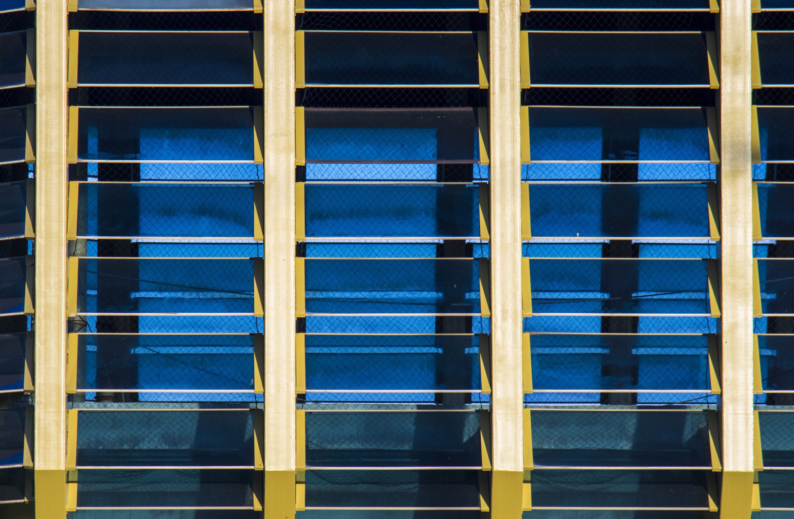 Modern arkitektur fotograferad med teleobjektiv