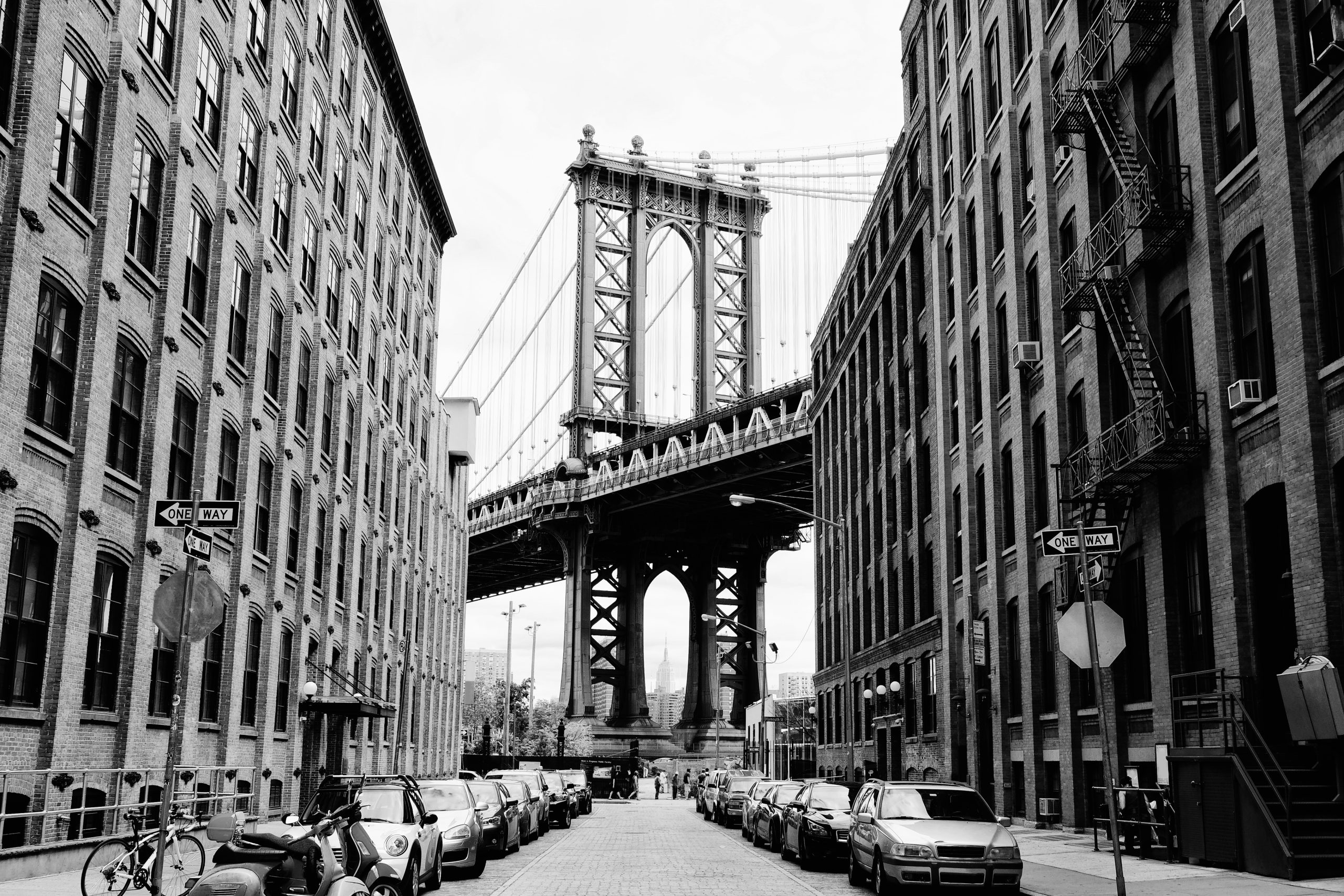 Manhattan Bridge fotograferad genom gator i Brooklyn New York