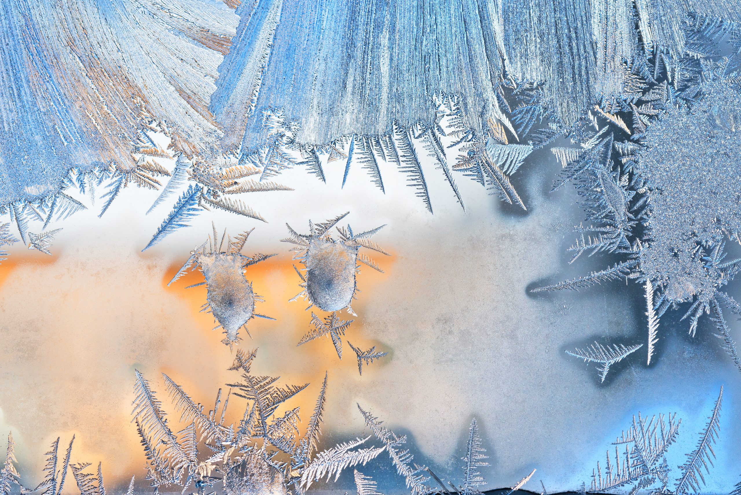 Iskrystaller på et vindu