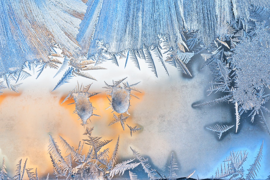 Jääkukkia ikkunoissa