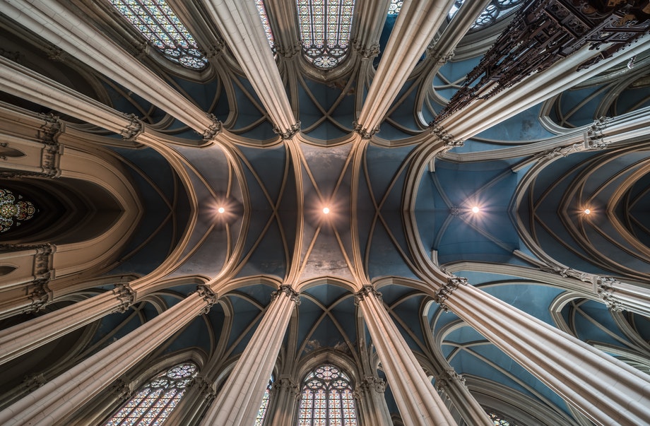 Symmetrinen katto belgialaisessa kirkossa kuvattu alhaalta