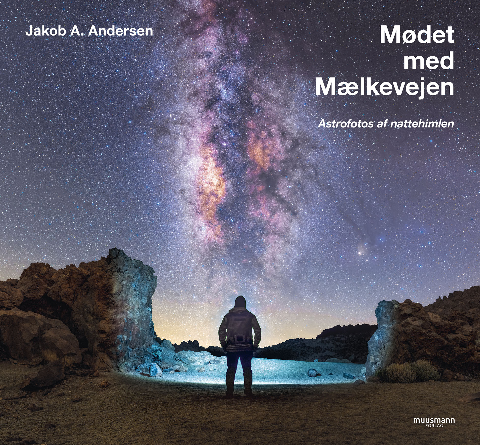 Forfatteren Jakob Andersen foran det uendelige verdensrum. 