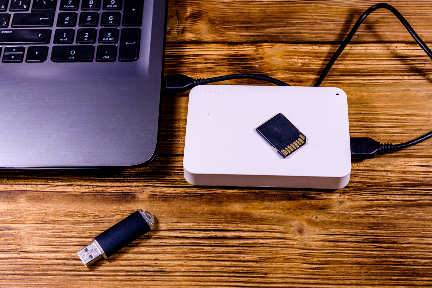 Kun siirrät valokuvia kiintolevyn ja tietokoneen välillä, oikeanlainen kaapeli voi lyhentää siirtoaikaa merkittävästi.