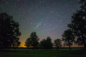 Bilde av stjerneskudd under et meteorregn
