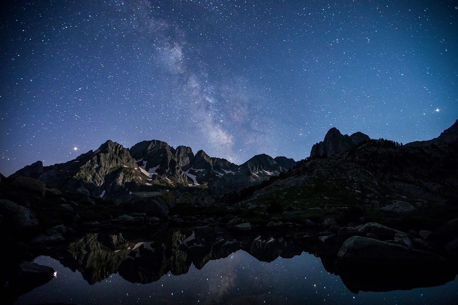 Stjernehimmel ved innsjø
