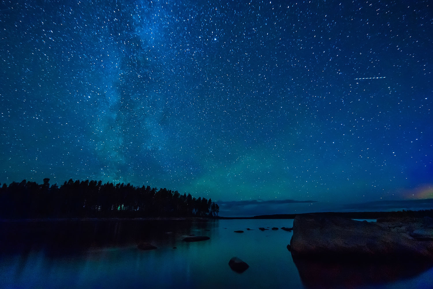 Stjernehimmel vede innsjø