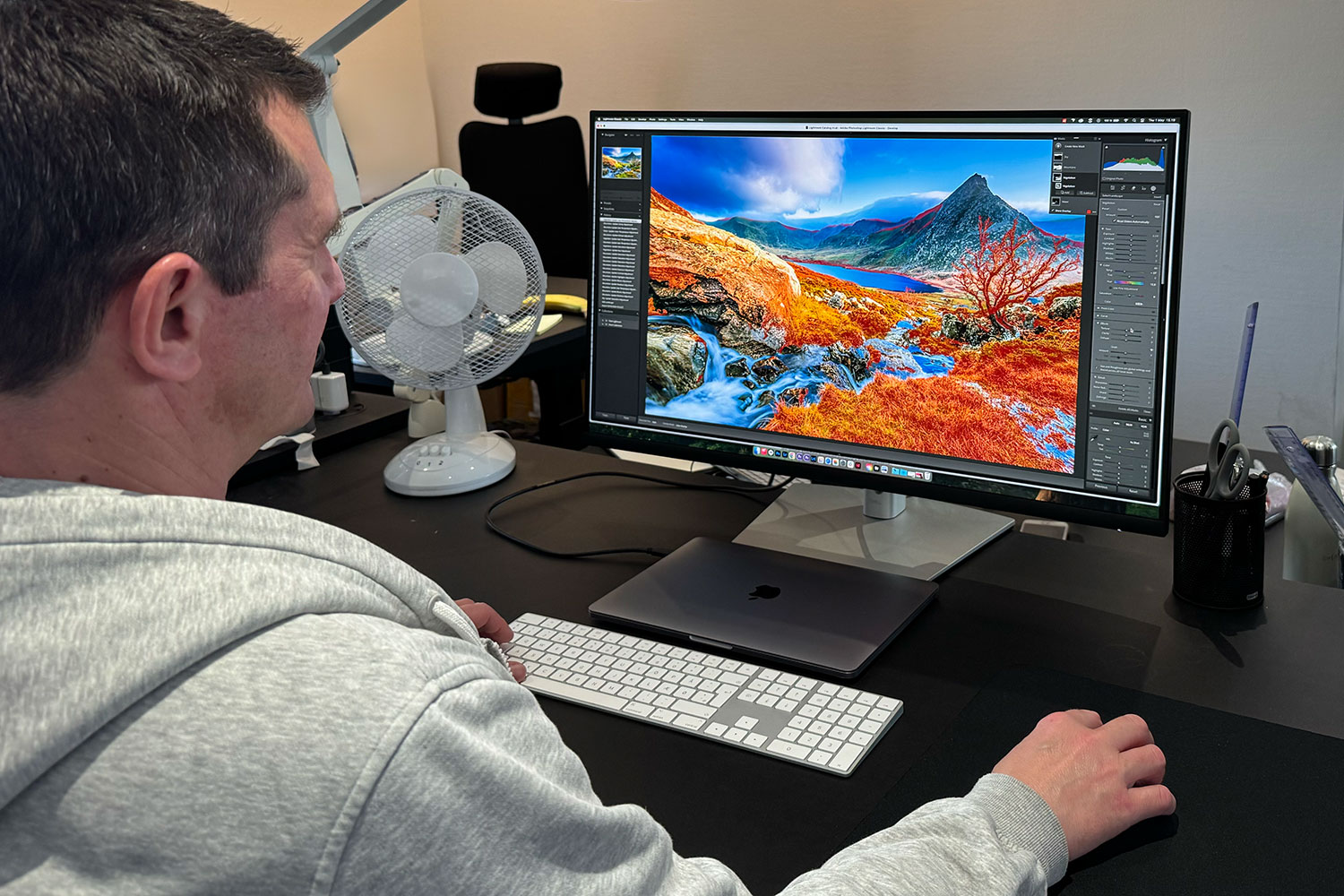 Skribent jobber i Lightroom