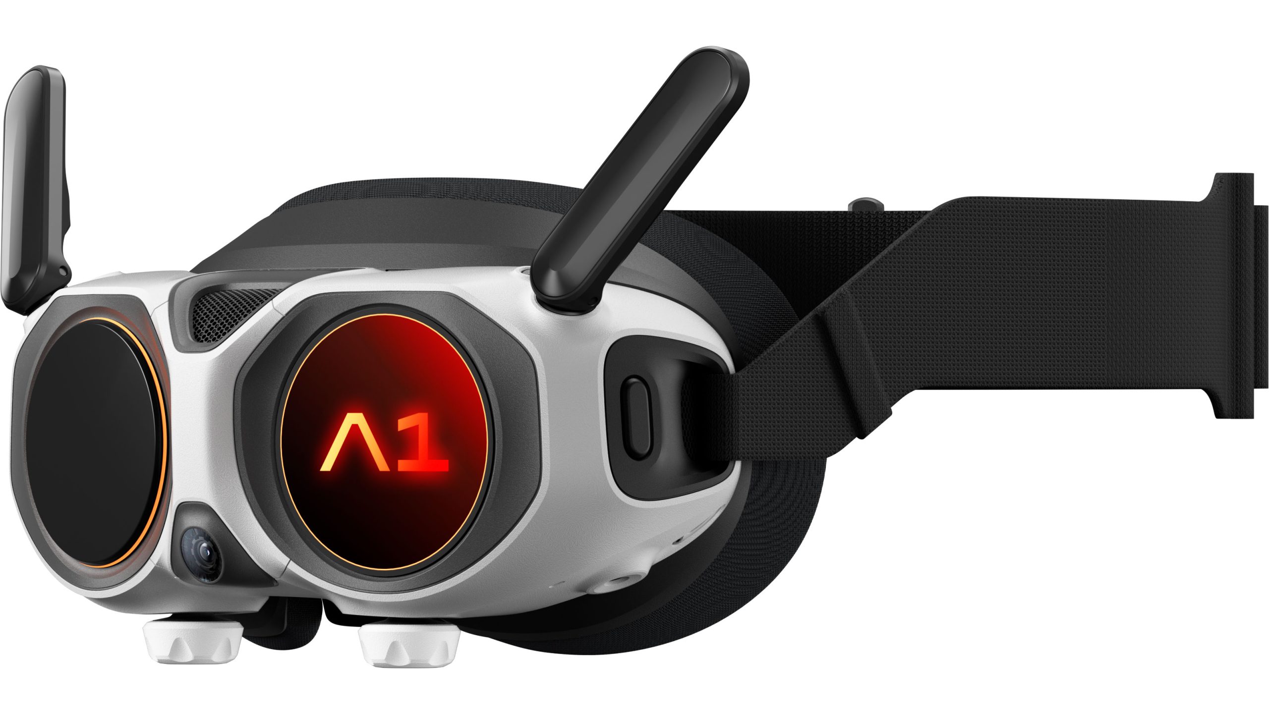 Se ut av cockpiten: Gjennom de medfølgende brillene ser du verden fra dronens perspektiv. Du kan se i alle retninger ved å snu på hodet.