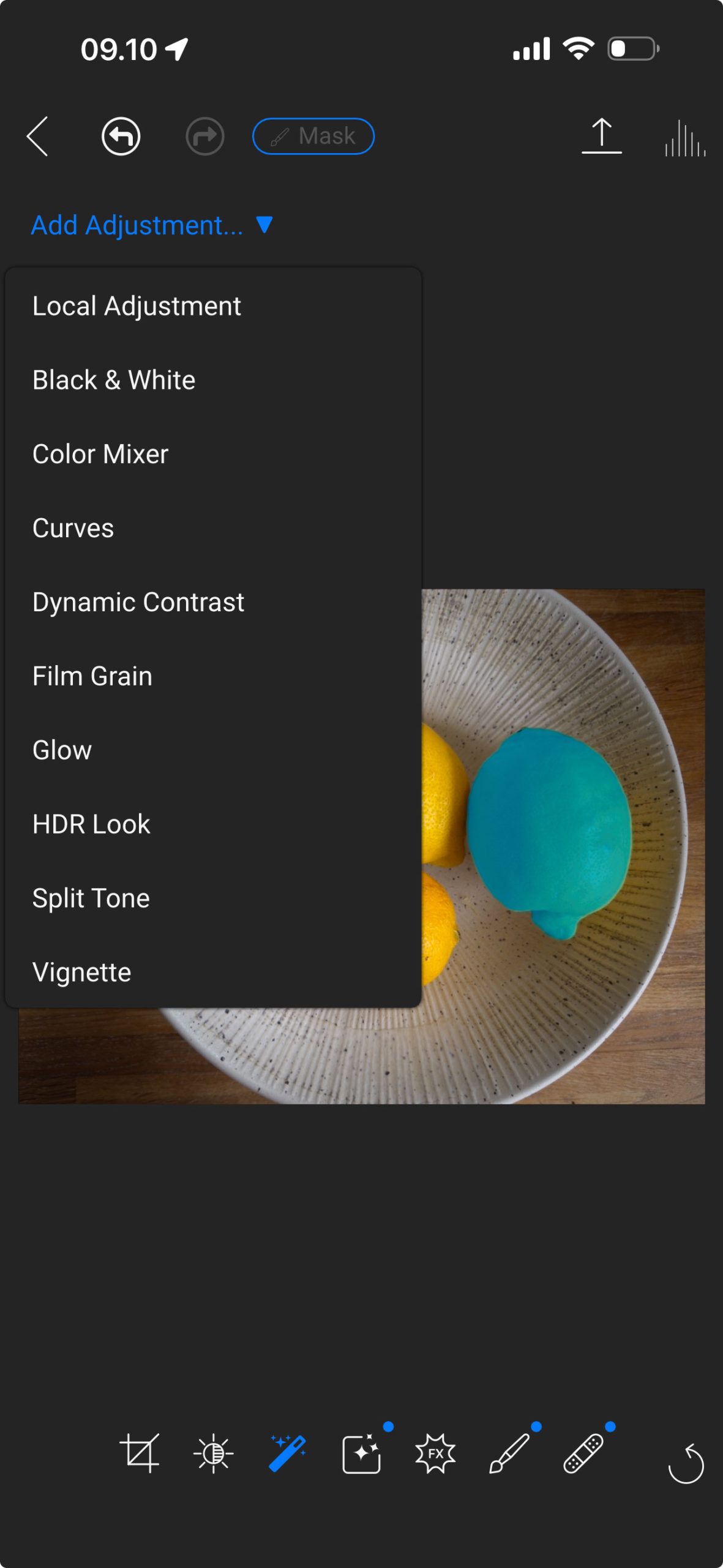 ON1 Photo RAW for Mobile lagde selv en præcis maske på citronen, da vi trykkede på den. Vi kunne dernæst vælge den redigering vi ville foretage.