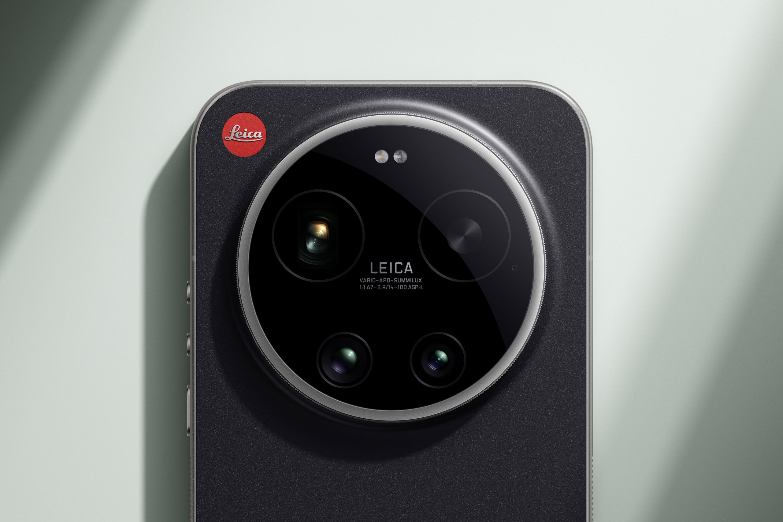 En fysisk ring omkring kameramodulet kan aktivere kameraet, styre zoomen og bruges til at navigere i de forskellige fotoindstillinger.