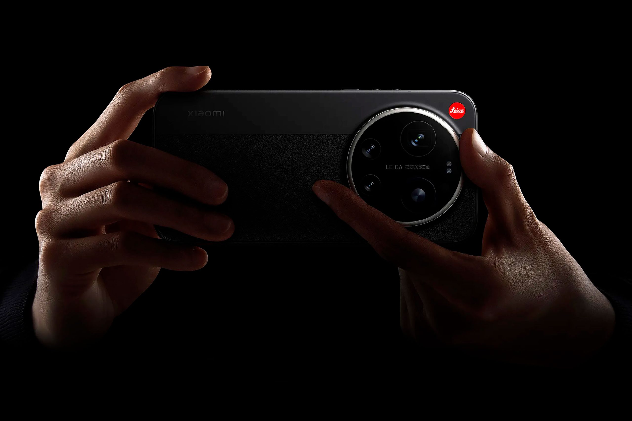 En fysisk ring omkring kameramodulet kan aktivere kameraet i Leica Leitzphone samt styre zoom og navigere i forskellige fotoindstillinger.