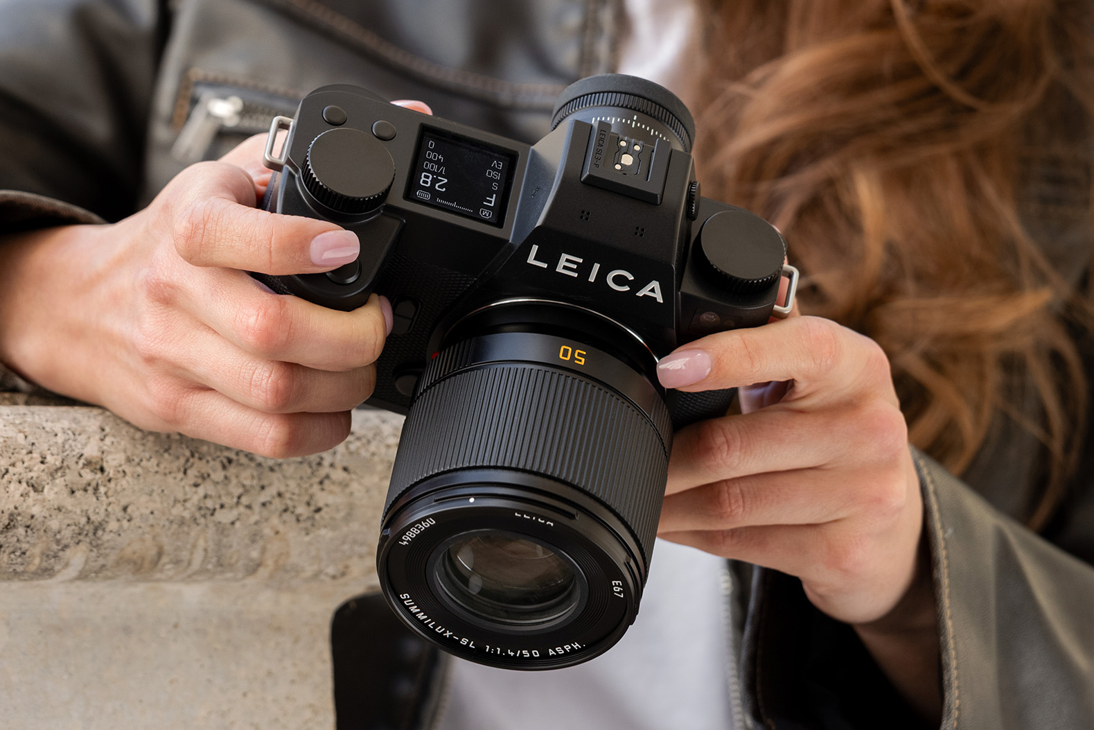 Leica SL3-P har en display p&aring; ovansidan, s&aring; att man alltid ser grundinst&auml;llningarna.