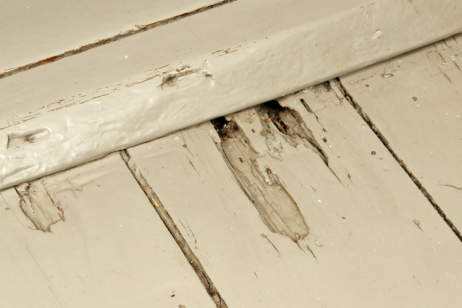 Hul i trægulv_Lap hullet med kemisk træ