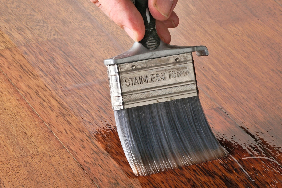 Investera i en bra pensel, så att du slipper hår i lacken.