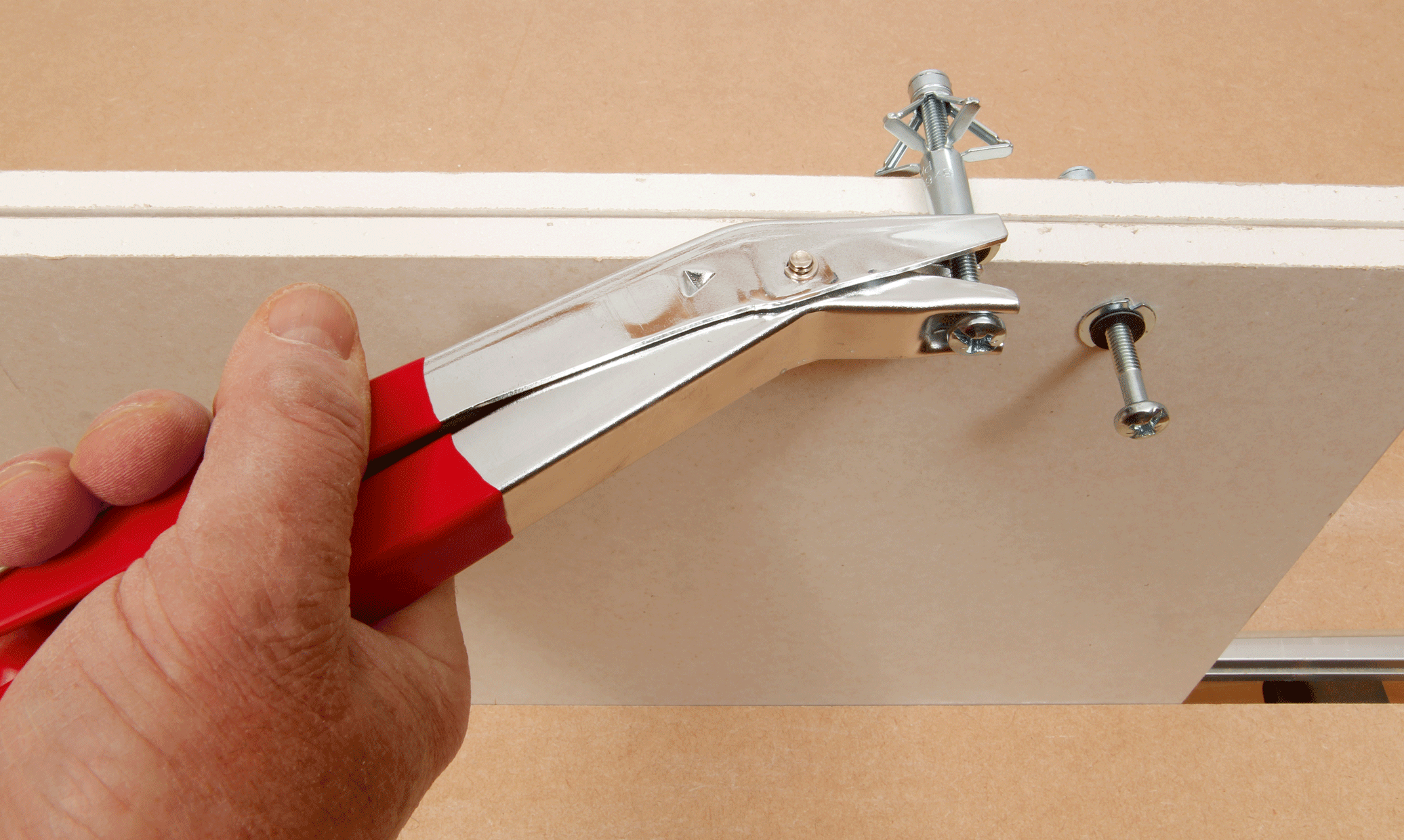 Vahvat tulpat kipsiseinään