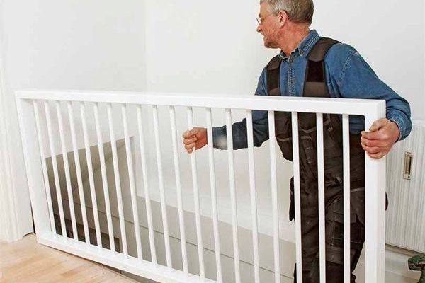 Solidt rækværk med stærke samlinger til trappen