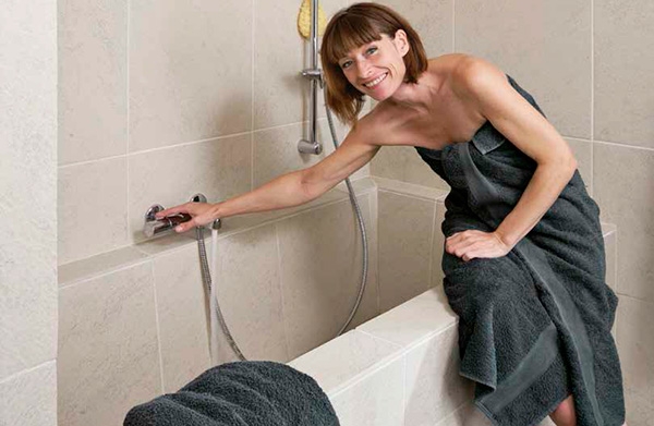 Köp ett badkar av skumskivor och klä det med kakel