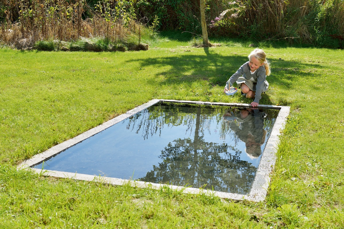 Støb et flot spejlbassin til haven på en weekend! | Vandspejl i haven
