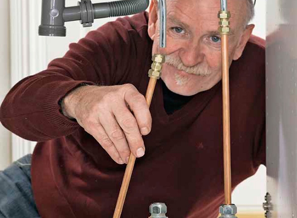 Sekoittaja on vaihdettu, ja se pitää liittää sulkuventtiiliin. Putket ovat kuitenkin liian lyhyet.