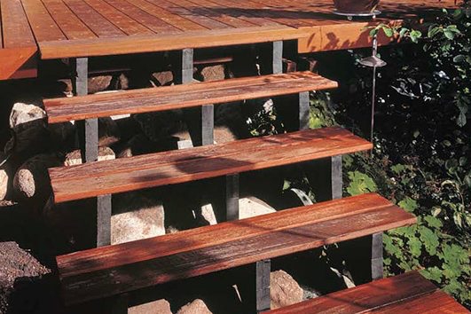 Flot og enkel trappe til terrassen