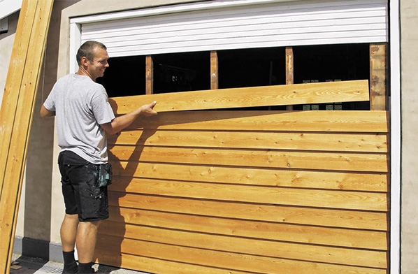 Garageport får ny træbeklædning