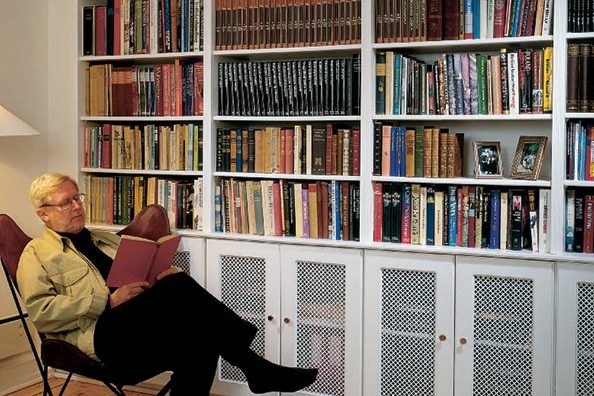 Mittahyllykköä lattiasta kattoon