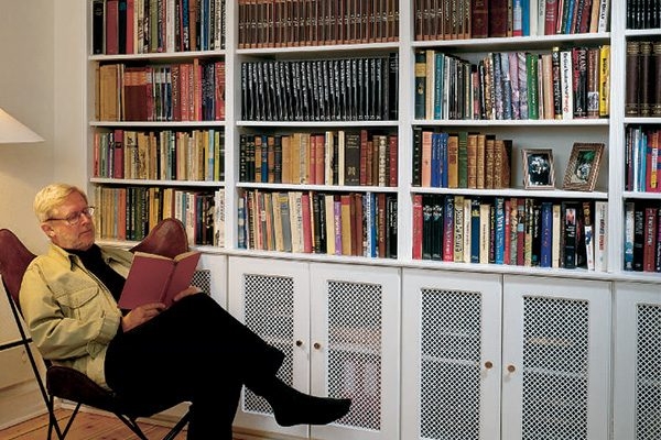 Skræddersyet reol fra gulv til loft