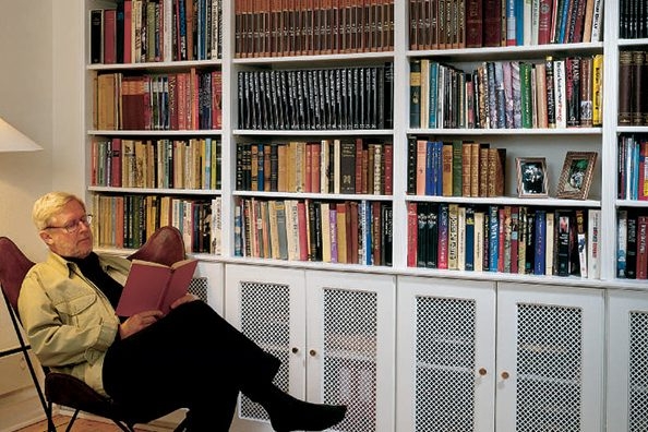 Skräddarsydd hylla från golv till tak