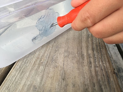 Ruuvimeisselin liiman läpi.