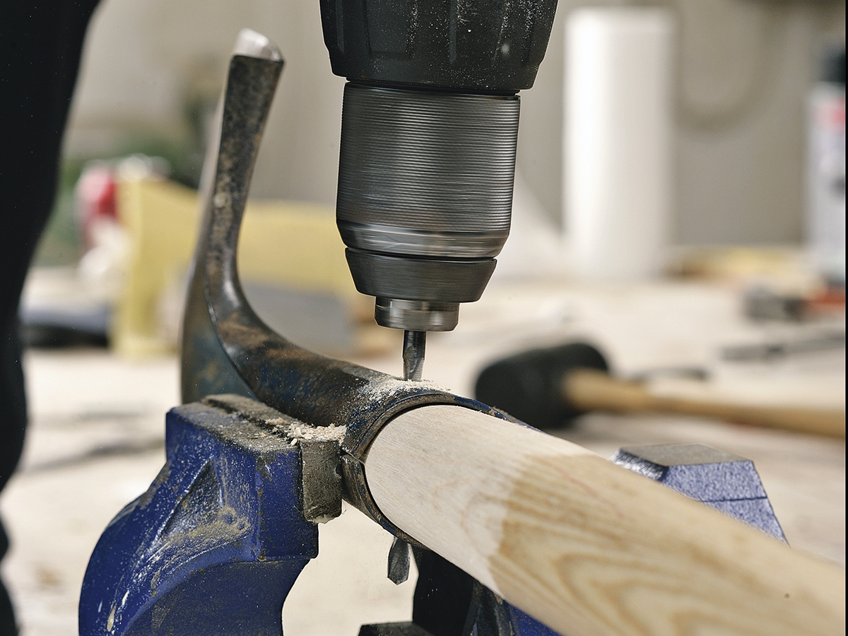 Kätevä ruuvipenkki. Lapio on saatava tukevasti kiinni sekä vanhan niitin poistamista että uuden asentamista varten. Ruuvipenkki on korvaamaton apuväline, mutta selviät työstä myös työpenkillä, jos siihen voi kiristää kappaleita kiinni.