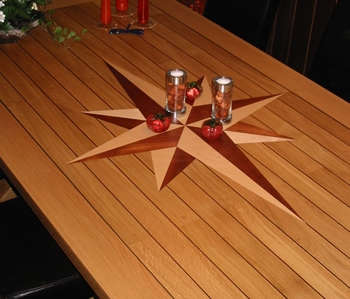 Har du det store kørekort til overfræser, kan du lægge en klassisk kompasrose i spisebordet.