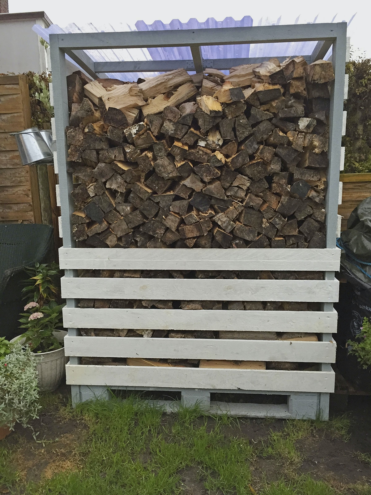 Förvara ved utomhus